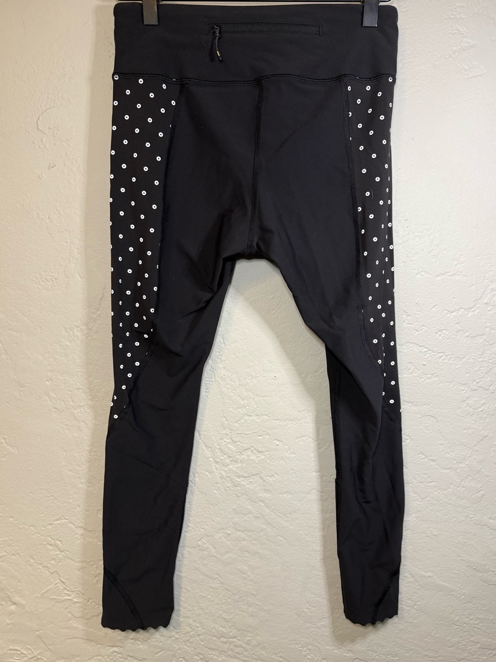 Lululemon Tight Stuff Black / reflective Dot Black
Leggings Size 6